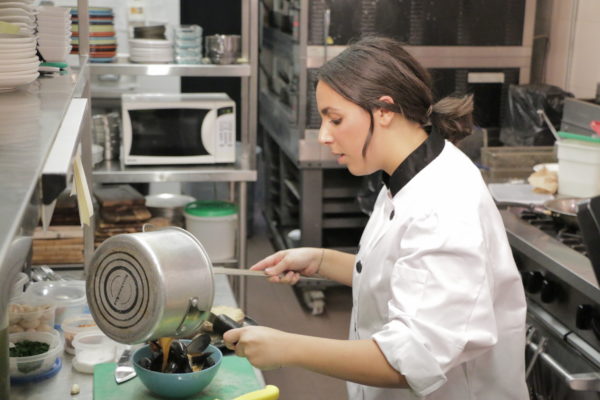 A home cook gets her chance at playing the part of a real chef in a restaurant for one day in Home Chef to Pro Chef, premiering on Makeful on Monday, March at 8:30 p.m. ET/PT, during the channel’s nationwide free preview event.
