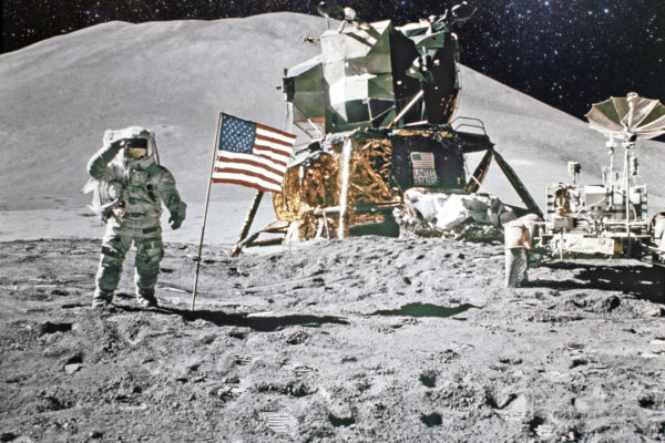 HistoryTime_Astronaut_on_moon