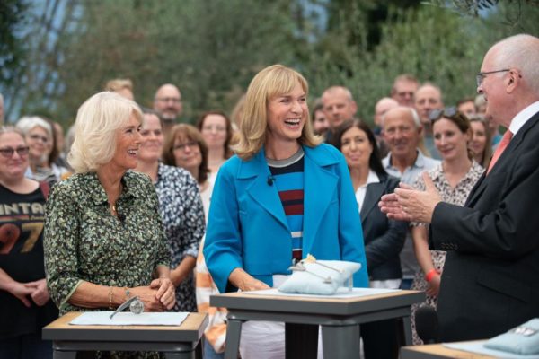Duchess-of-Cornwall-Fiona-Bruce-and-Antiques-Roadshow-Expert-Geoffrey-Munn-1
